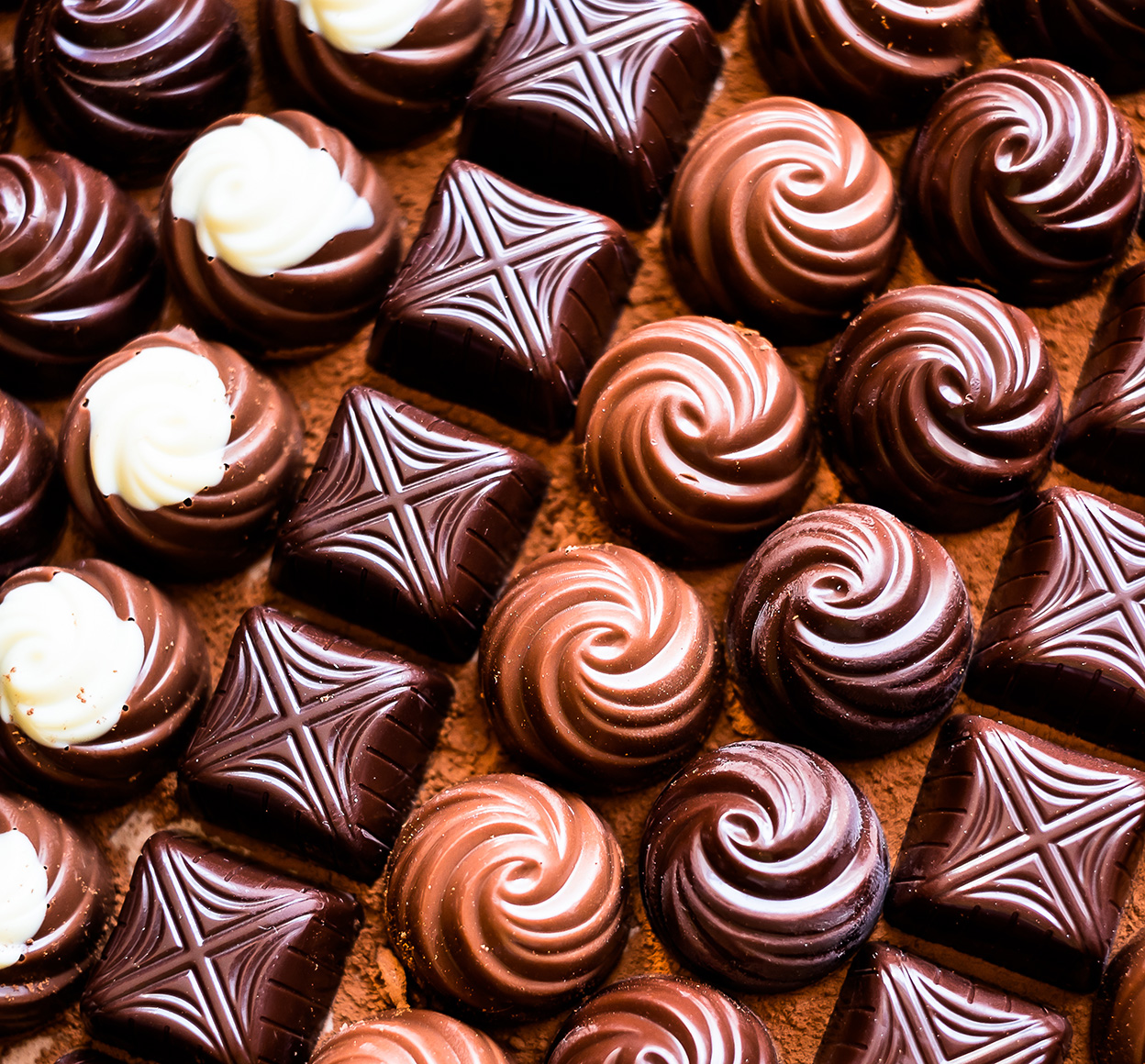 Un assortimento di cioccolatini fondenti, al latte e bianchi